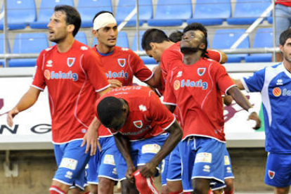 Los jugadores del Numancia celebran uno de los goles anotados ante el Sporting. / DIEGO MAYOR-