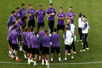 Reunión del cuerpo técnico y la plantilla del Real Madrid.-EFE / CHEMA MOYA