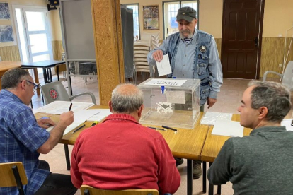 Vecino de Hinojosa del Campo  votando esta mañana.-HDS