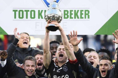 El Ajax celebra la consagración de la Copa de Holanda.-