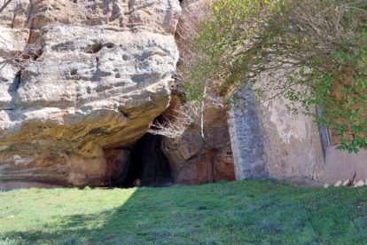 La ermita y la entrada a la cueva.