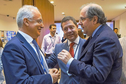 Herrera, ayer en Bruselas, con José Ignacio Ceniceros, presidente de La Rioja, y Emiliano García-Page, presidente de Castilla La Mancha.-ICAL