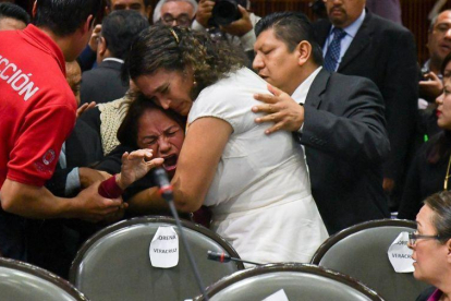 Legisladores reconfortan  a la diputada Carmen Medel Palma del Movimiento Regeneracion Nacional  Morena   luego de que recibiera la noticia de que su hija habia sido asesinada.-EFE