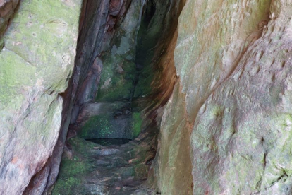 Cueva de la Santa Cruz, que tiene un manantial y una pila construida para recoger el agua.