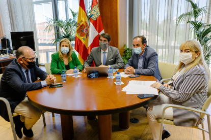 El consejero de Medio Ambiente, Juan Carlos Suárez Quiñones presenta el Proyecto Cúpula de la Energía en Soria.-ICAL