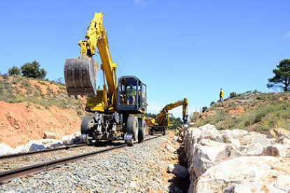 Obras en la línea ferroviaria a Madrid, el jueves, en el tramo entre Soria y Navalcaballo. / ÁLVARO MARTÍNEZ-