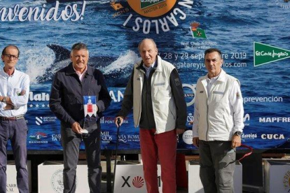 Juan Carlos ha estado acompañado, entre otros, de Telmo Martin, alcalde de Sanxenxo y Pedro Campos, presidente del del Real Club Nautico de la localidad gallega.-EFE / SALVADOR SAS