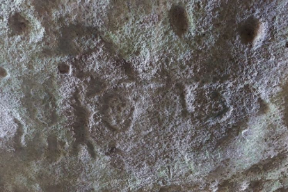 Los grabados prehistóricos son cazoletas y figuras humanas esquemáticas.