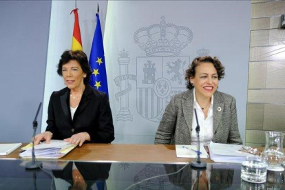 La portavoz del Gobierno, Isabel Celaá, junto a la ministra de Trabajo, Magdalena Valerio, a la derecha, en una imagen de archivo.-XAUME OLLEROS