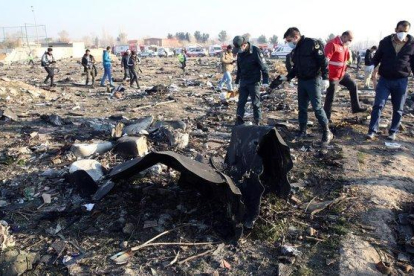 Restos del avión ucraniano abatido por error por Irán.-ABEDIN TAHERKENAREH (EFE)