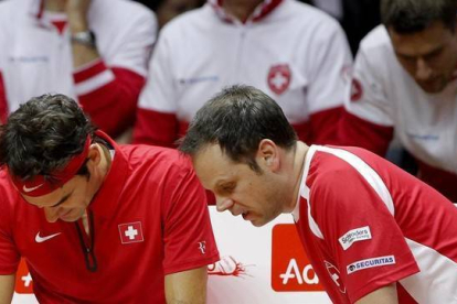 Federer escucha la sinstrucciones del capitán suizo, Severin Luthi, en un descanso de su duelo con Monfils.  AP / CHRISTOPHE ENA  Federer escucha la sinstrucciones del capitán suizo, Severin Luthi, en un descanso de su duelo con Monfils.-AGENCIAS