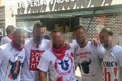 Fotografía de la pandilla de amigos conocida como la Manada, acusados de una violación múltiple que se está juzgando en Pamplona.-EL PERIÓDICO