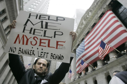 Protesta por la crisis de las subprime ante la Bolsa de Nueva York.-MARY ALTAFFER (AP)