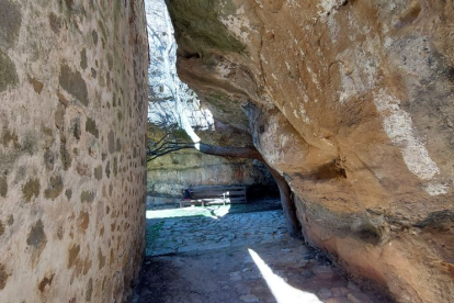 Lateral de la ermita junto a la entrada a la gruta.