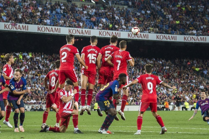 Falta lanzada por Messi vista desde detrás de la barrera del Girona-JORDI COTRINA