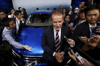 El director de la marca Volkswagen, Herbert Diess, atiende a la prensa tras la presentación del nuevo Tiguan GTE en la Tokyo Motor Show, este miércoles.-REUTERS / THOMAS PETER