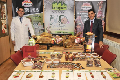 Gama de productos de Embutidos La Hoguera con su responsable Carlos Martínez Izquierdo a la derecha.-VALENTÍN GUISANDE