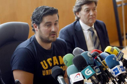 David Cal, durante la rueda de prensa en la que ha confirmado su retirada, en Cangas de Morrazo.-Foto:   EFE / SALVADOR SAS