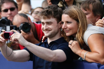 El actor Daniel Radcliffe, el pasado día 10 en el festival de Deauville, con una fan.-AFP / CHARLY TRIBALLEAU