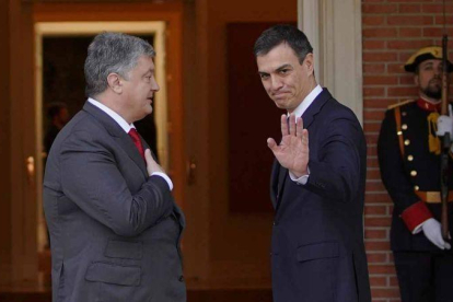 El presidente Sánchez ha recibido a Poroshenko al pie de la escalinata.-ATLAS