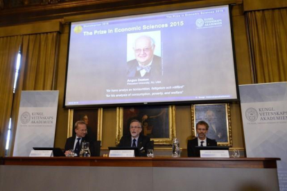 La Academia Sueca de las Ciencias ha anunciado que el Nobel de Economía de este año es el escocés Angus Deaton.-JONATHAN NACKSTRAND / AFP