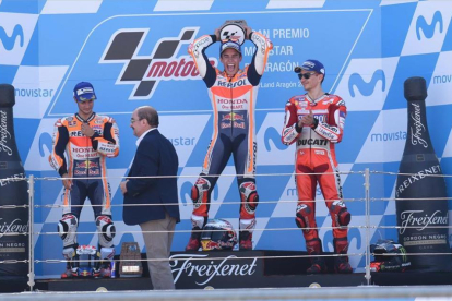 Pedrosa, junto a Lorenzo y el ganador Márquez en el pódium-ÁNGEL DE CASTRO