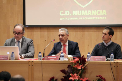 La Junta General de Accionistas del Numancia se celebró ayer en el Gaya Nuño.-LUIS ÁNGEL TEJEDOR