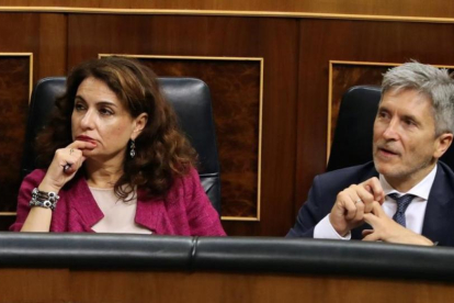 La ministra de Hacienda, María Jesús Montero, junto al ministro de Interior, Fernando Grande Marlaska, en el pleno del Congreso.-/ BALLESTEROS / EFE