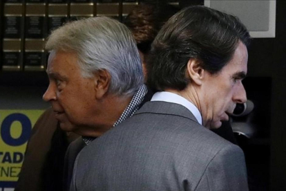 Felipe González y José María Aznar durante el acto por los tres años transcurridos del ingreso en prisión de Leopoldo López.-SERGIO BARRENECHEA