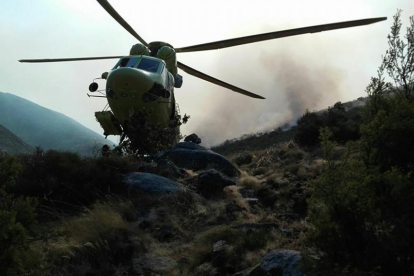 Un helicóptero trabaja en el incendio.-FACEBOOK BRIF DE LUBIA