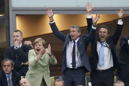 (L-R)  UEFA President Michel Platini, German Chancellor Angela Merkel, president of the German soccer federation (DFB) Wolfgang Niersbach and German Interior Minister Hans-Peter Friedrich react after a goal that was disallowed during the quarter-final soc-PETER ANDREWS / REUTERS