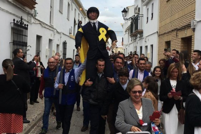 Vecinos de Coripe (Sevilla) portan el Judas Puigdemont que será posteriormente quemado.-TWITTER