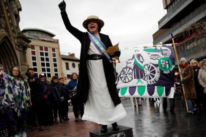 La concejala Elaine Pantling vestida como al sufragista Alice Hawkins en un acto para conmemorar los 100 años del reconocimiento del derecho al voto.-REUTERS