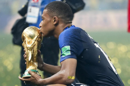 Kylian Mbappé besando la Copa del Mundo conquistada en Rusia /-NATACHA PISARENKO
