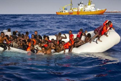 Rescate de una barcaza repleta de migrantes, el pasado domingo, frente a las costas de Lampedusa.-AP / PATRICK BAR