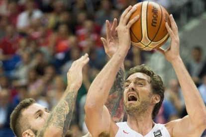 Pau Gasol trata de anotar en el O2 de Berlín.-EFE / LUKAS SCHULZE