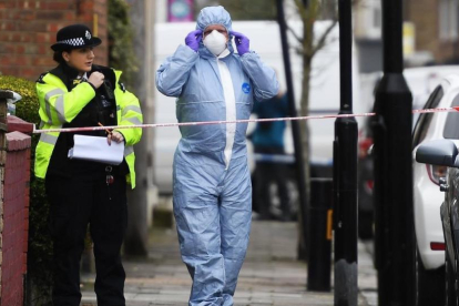 La policía acordona el lugar donde anoche falleció una joven de 17 años en Londres.-EFE