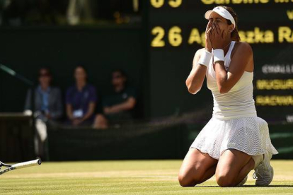 La tenista española Garbiñe Muguruza, arrodillada sobre el césped de Wimbledon, tras ganar a la polaca Agnieszka Radwanska y pasar a la final.-Foto: AFP / LEON NEAL