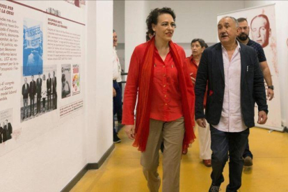 Magdalena Valerio, con Josep Maria Álvarez, este domingo en la sede de la UGT en Barcelona.-ENRIC FONTCUBERTA