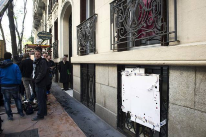 Varios cartones tapan una ventana del despacho de Rato, en la calle Castelló de Madrid.-Foto:   EFE / LUCA PIERGIOVANNI