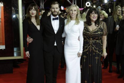 De izquierda a derecha, Dakota Johnson, Jamie Dornan, Sam Taylor-Johnson y E. L. James, en el Festival de Berlín 2015.-Foto: AP/ MICHAEL SOHN