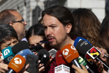 El secretario general de Podemos, Pablo Iglesias, atiende a los medios de comunicación.-EFE