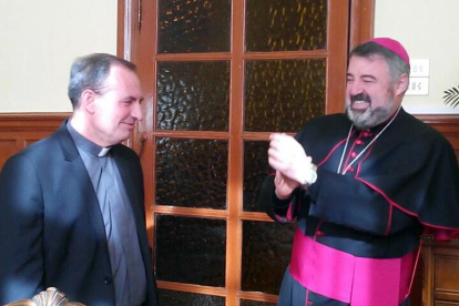 El obispo de Calahorra, Carlos Escribano, aplaude al recién nombrado Abilio Martínez.-D. S.