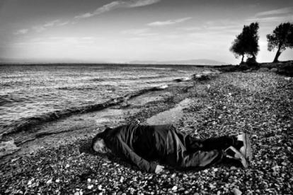 Ai Weiwei tumbado en una playa de Lesbos recreando la muerte del pequeño Aylán.-ROHIT CHAWLA PARA INDIA TODAY