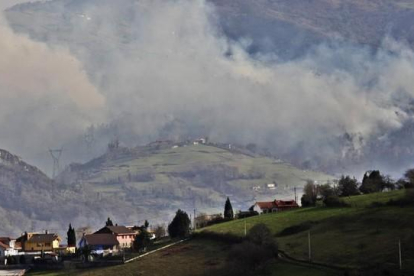 Incendios en la zona de Ribera de Arriba, en la zona central de Asturias, el pasado 28 de diciembre.-EFE / ALBERTO MORANTE