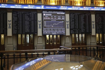 El principal indicador de la bolsa española, el IBEX 35, perdía un 0,69 % y los 10.900 puntos en los primeros compases de la sesión afectado por las dudas sobre Grecia y ajeno a los buenos resultados que ha presentado hoy Inditex. A las 09:12 horas, el se-Foto: EFE
