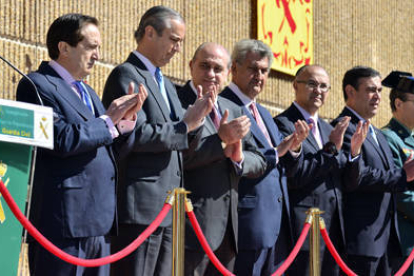 Lucas, Fernández, Fernández Diaz, Posada, Ruiz Medrano y Pardo, durante la inauguración del cuartel. / Á.M.-