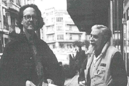 Blog de Joaquín Alcalde.  El escritor austriaco Peter Handke con Antonio Ruiz, en la puerta de la Librería GAR (Revista Abanco)