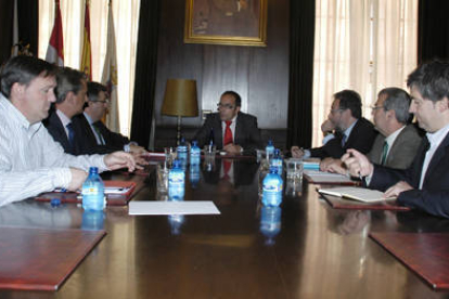 Reunión en el Ayuntamiento sobre los accesos a la Ciudad Deportiva. / A. Martínez-