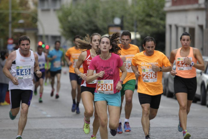 Un grupo de corredores en la Carrera Abel Antón celebrada ayer.-Diego Mayor